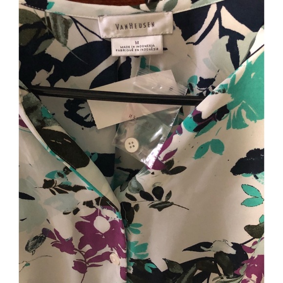 Floral button down🌺🌹🌸 - Picture 3 of 4